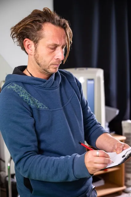 Aufgebaute Lichtstative und Fotoequipment in einem leeren Studio