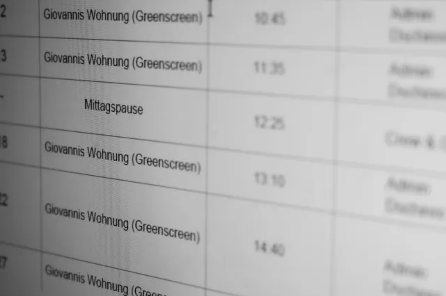 Ausschnitt eines gedruckten Drehplans mit Uhrzeiten, Drehorten und eingeplanten Pausen